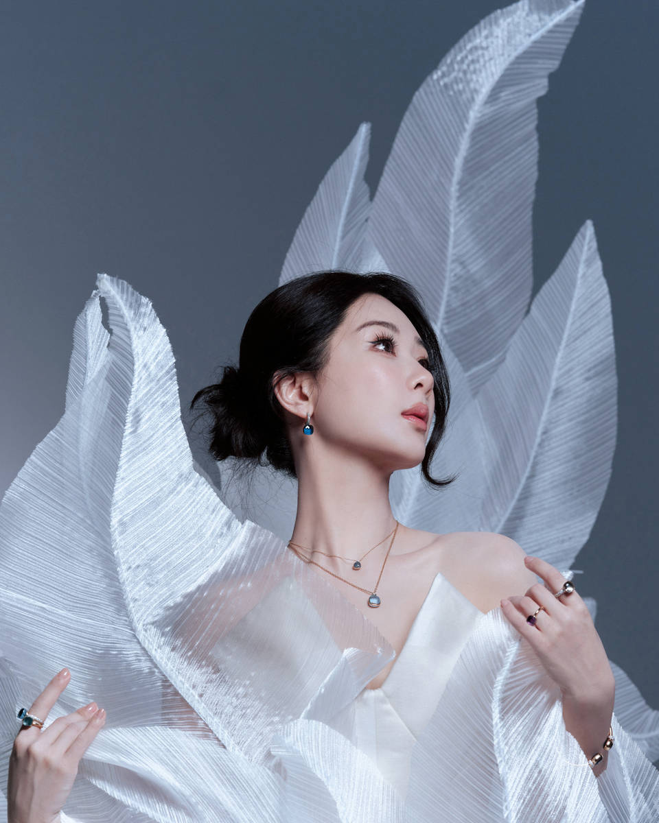杨紫最新写真大片曝光 穿纯白礼裙气质优雅迷人
