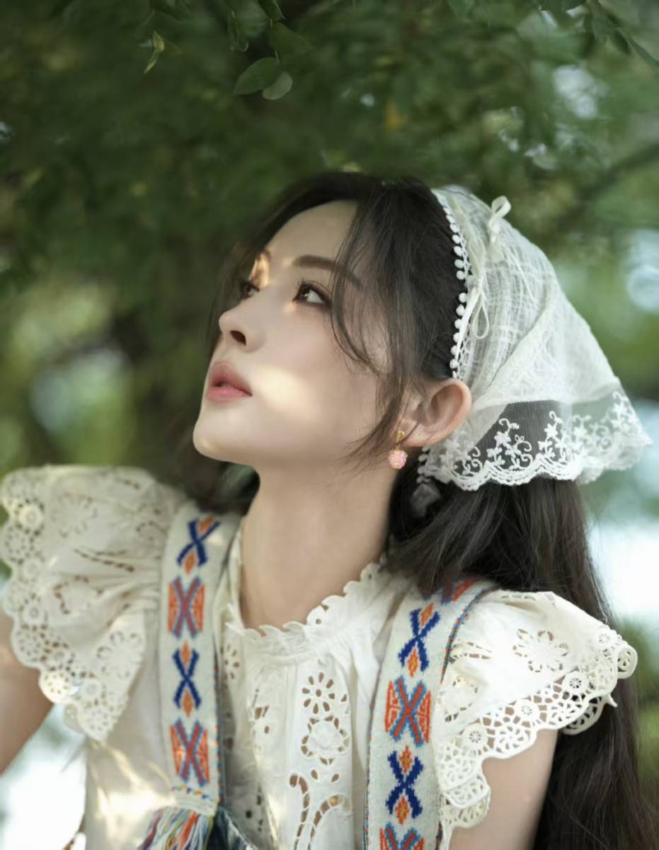 娜扎穿蕾丝上衣配背带裤 清甜灵动田园氛围感拉满