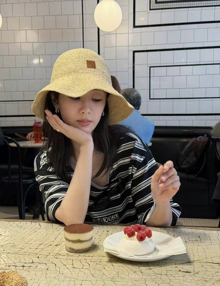 杨紫漫步波士顿逛校园享美食 松弛随性鲜活治愈