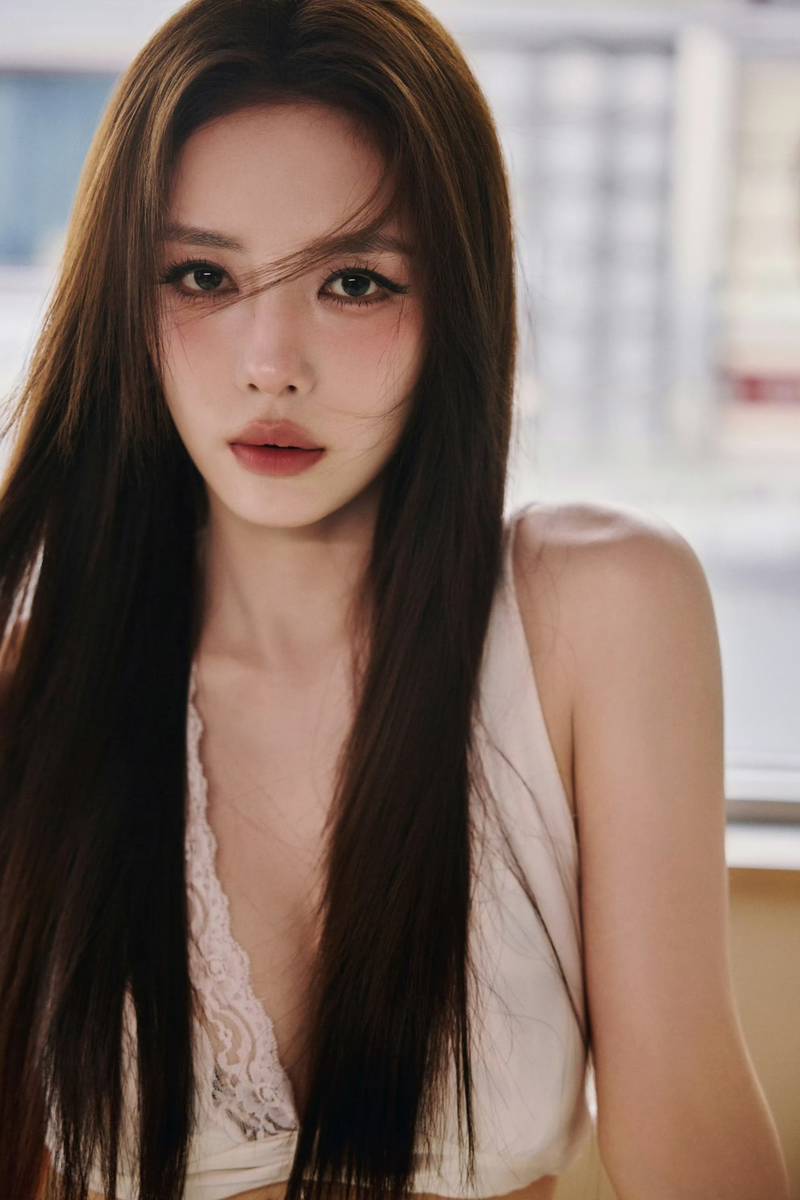 蔡文静穿白蕾丝吊带搭豹纹长裙 热辣张扬野性十足