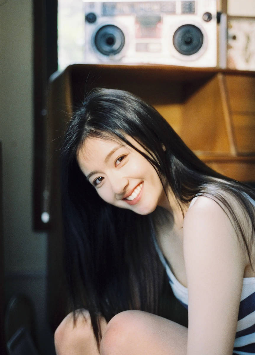 李兰迪穿条纹背心身材窈窕 回眸甜笑化身元气少女