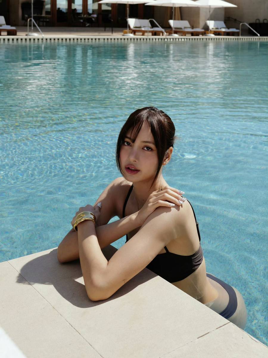 Lisa最新度假写真曝光 穿比基尼秀身材热辣性感