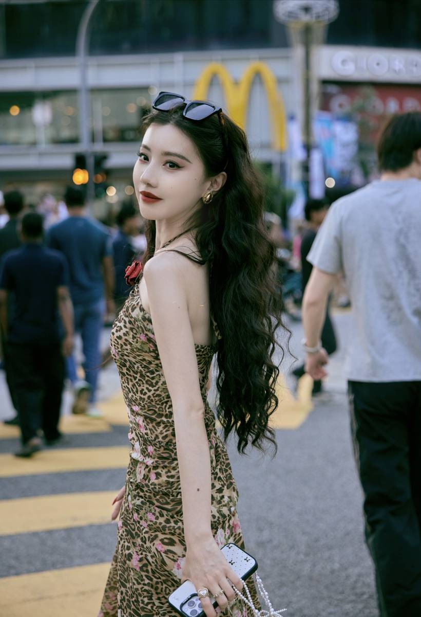 王鹤润穿豹纹抹胸长裙漫步街头 热辣明艳身材抢眼