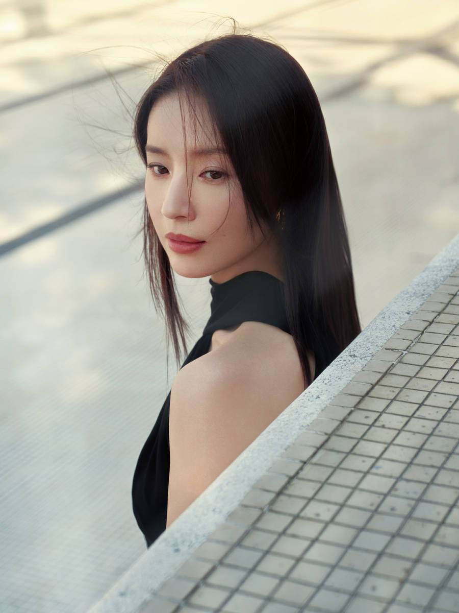 46岁董洁像吃了防腐剂！穿黑色露背裙宛若清冷少女