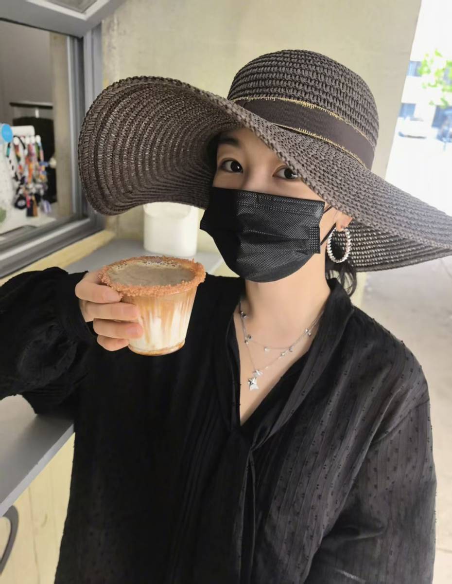 杨紫晒日常随拍逛吃看海 悠闲随性松弛又治愈