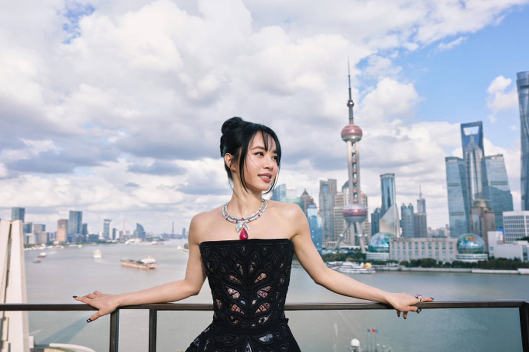 美女贴贴好惹眼！蔡依林晒与刘亦菲刘嘉玲合照