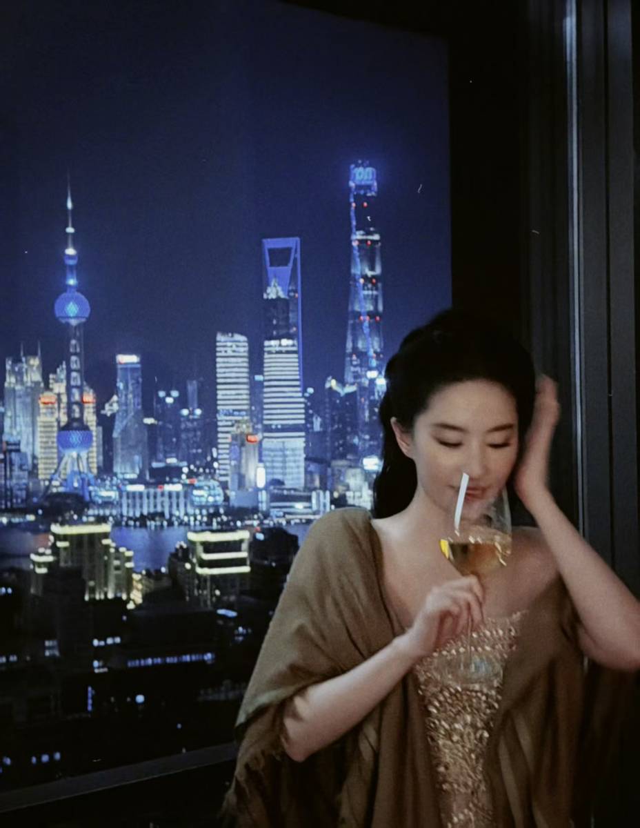 刘亦菲穿露肩长裙 微醺举杯慵懒贵气氛围感拉满