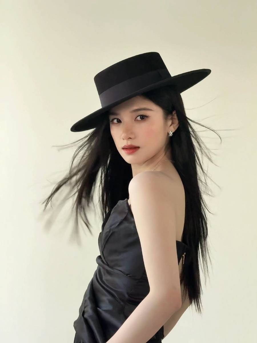 张婧仪穿抹胸戴礼帽 优雅大气尽显清冷矜贵氛围感