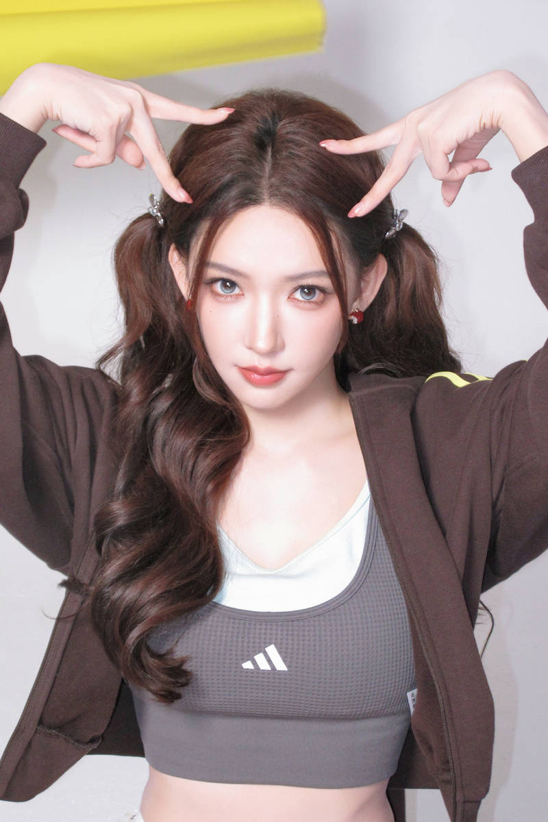 程潇化身兔耳萌妹少女感十足 打扮青春元气超养眼