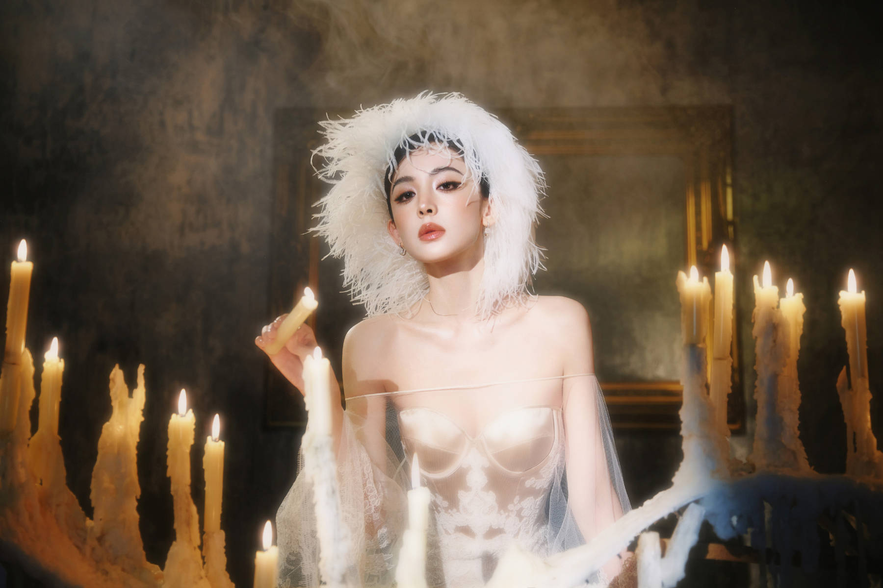 娜扎戴羽毛头饰宛若蟾光神女 穿蕾丝礼裙性感灵动