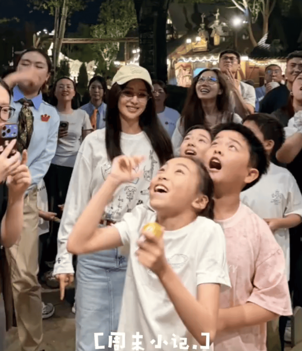 佟丽娅带孩子打卡游乐园 小酒窝搂着10岁朵朵拍照