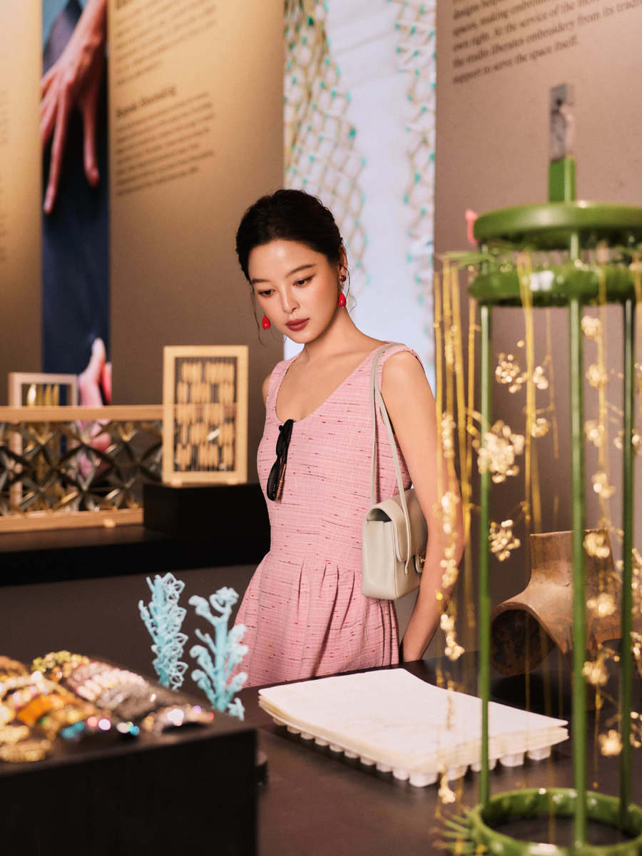 辛芷蕾粉色连衣裙身姿舒展 抬眸远眺从容又雅致