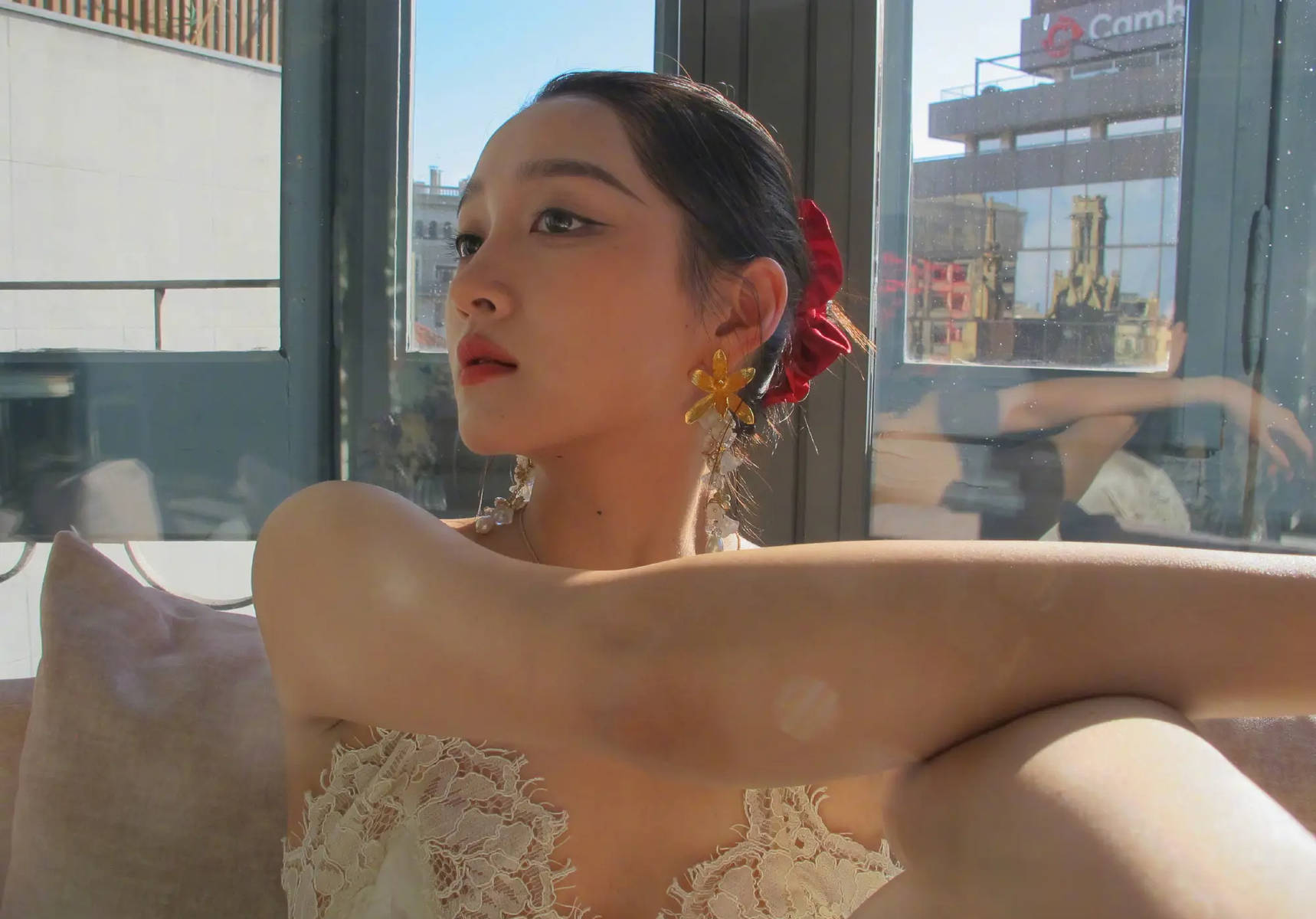 关晓彤分享假期旅行随拍照 戴精致耳饰貌美如花