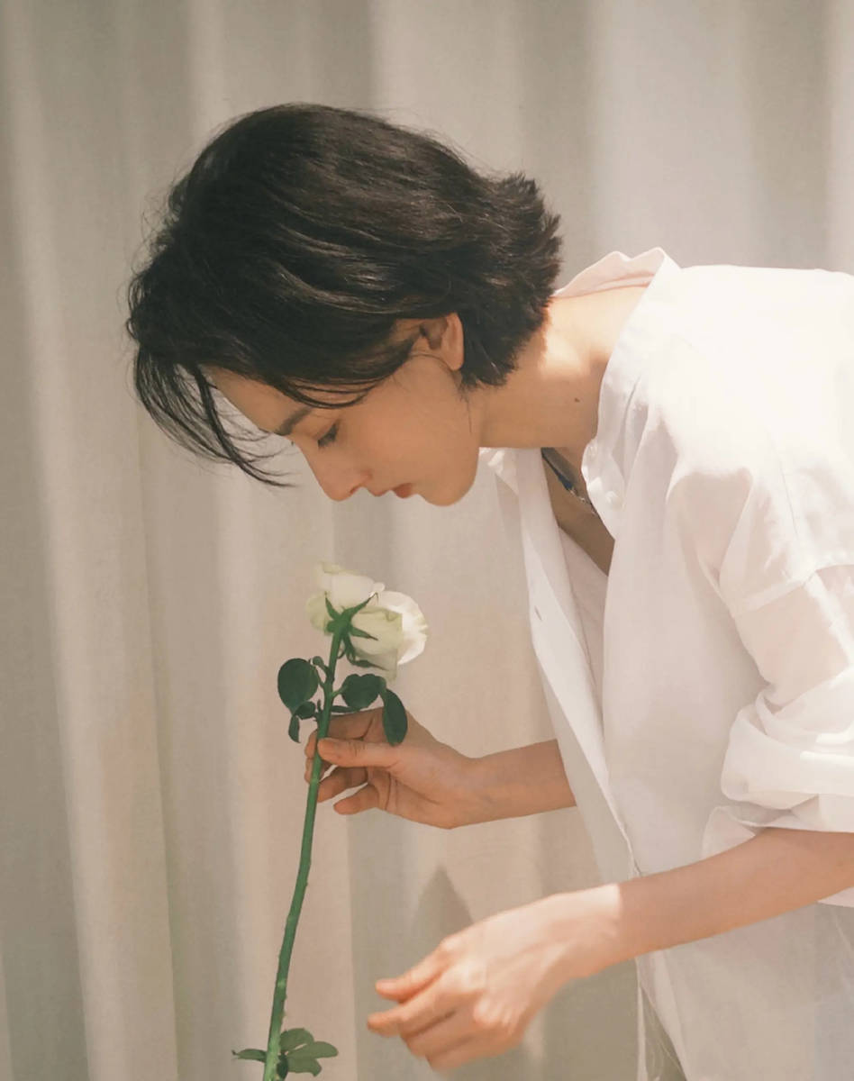 宋祖儿短发搭配简约白衬衫 眼神澄澈少女感十足
