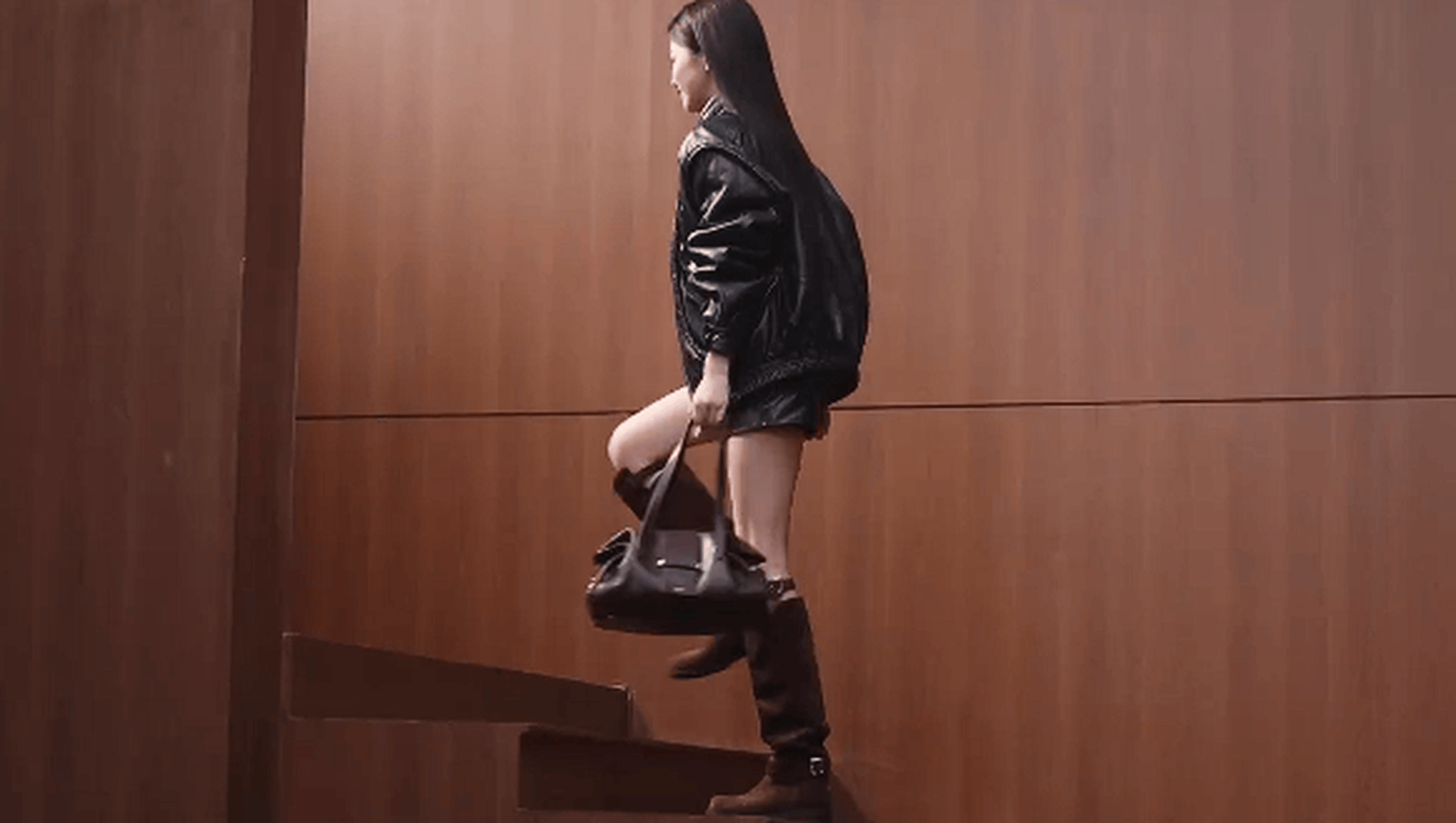 白鹿黑色皮衣配棕色长靴 化身酷感少女气场全开