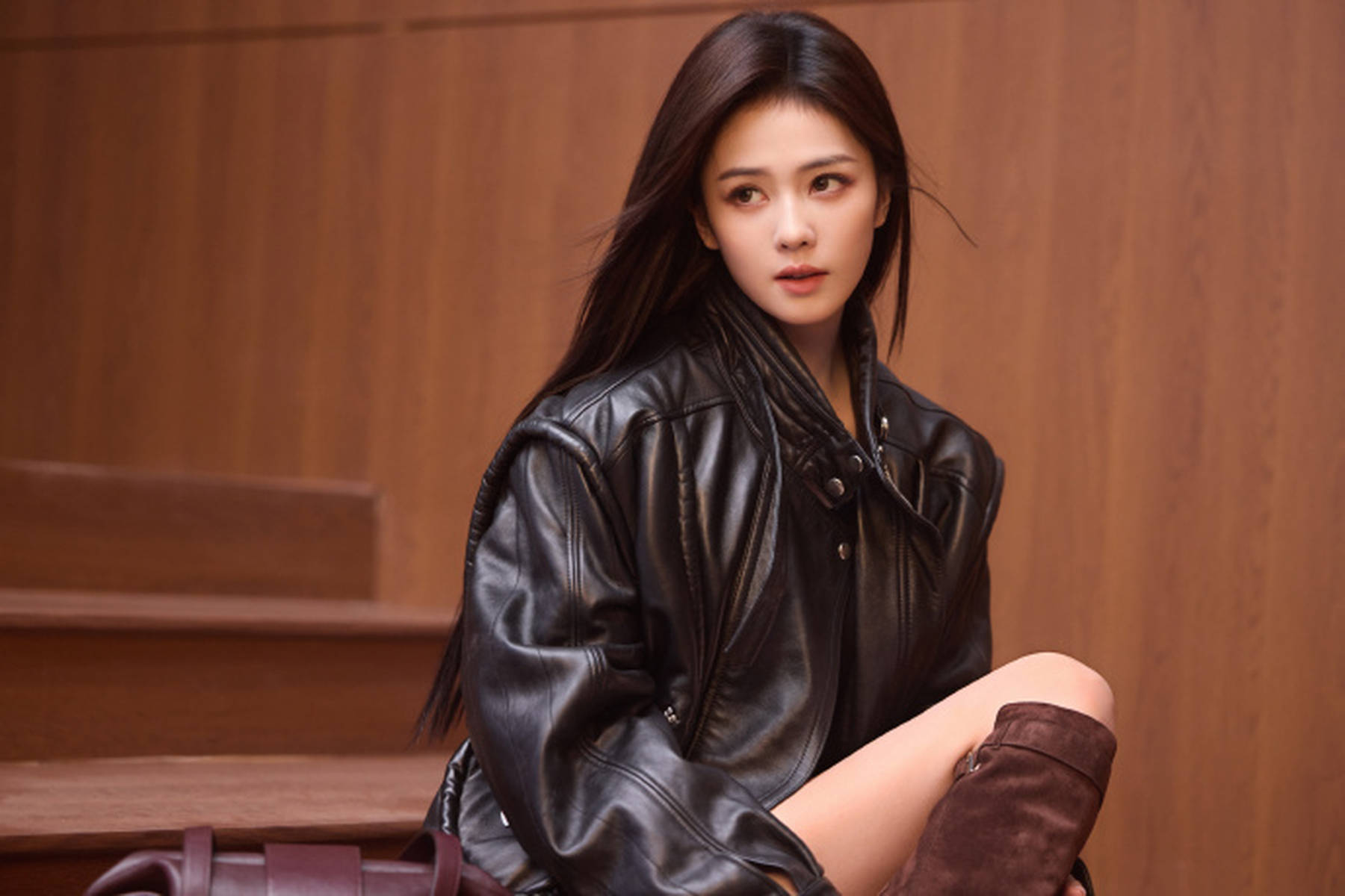 白鹿黑色皮衣配棕色长靴 化身酷感少女气场全开
