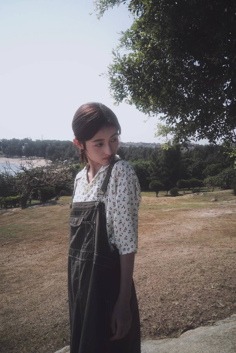 张子枫穿碎花背带散步 浮松温煦自带干净氛围感