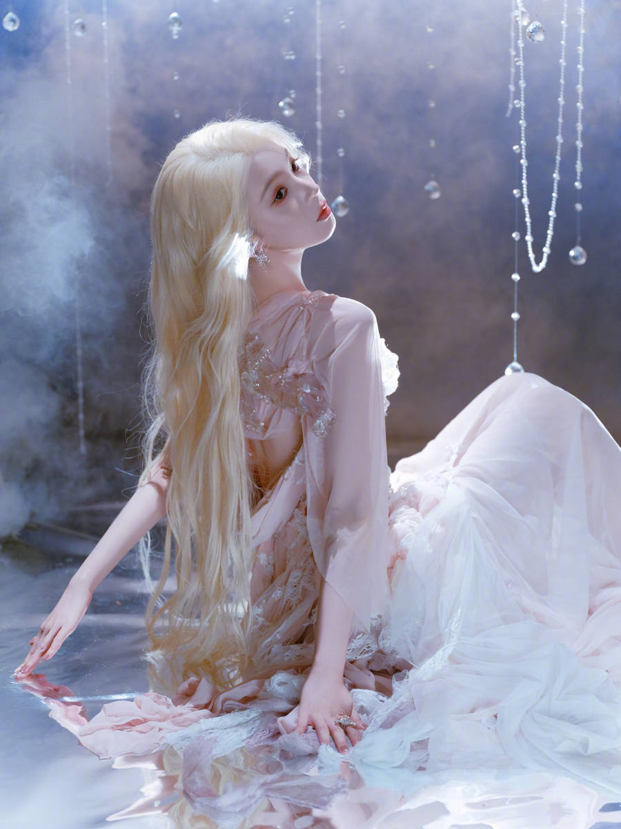 陈瑶粉白纱裙配金色长鬈发 宛如东说念主鱼公主气质空灵