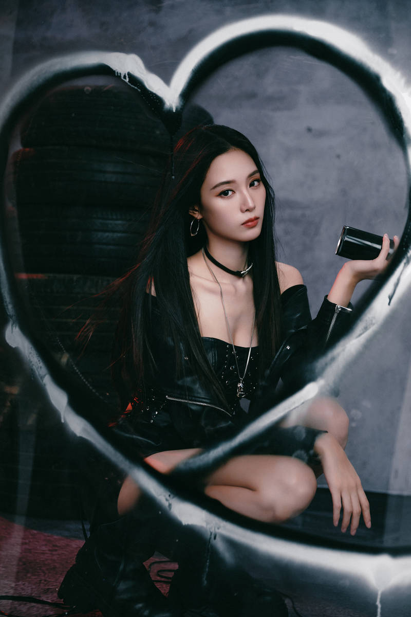 徐艺洋身穿玄色皮衣 大方秀香肩长腿热辣性感