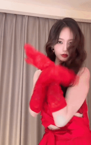 李一桐穿红色长裙跳舞好养眼 舞姿动感酷飒又美又A