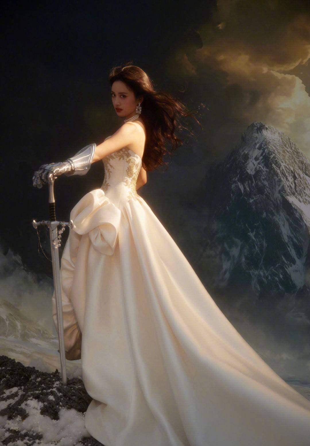 沈月穿拖地长裙灵动腾贵 手合手长剑意气轩昂