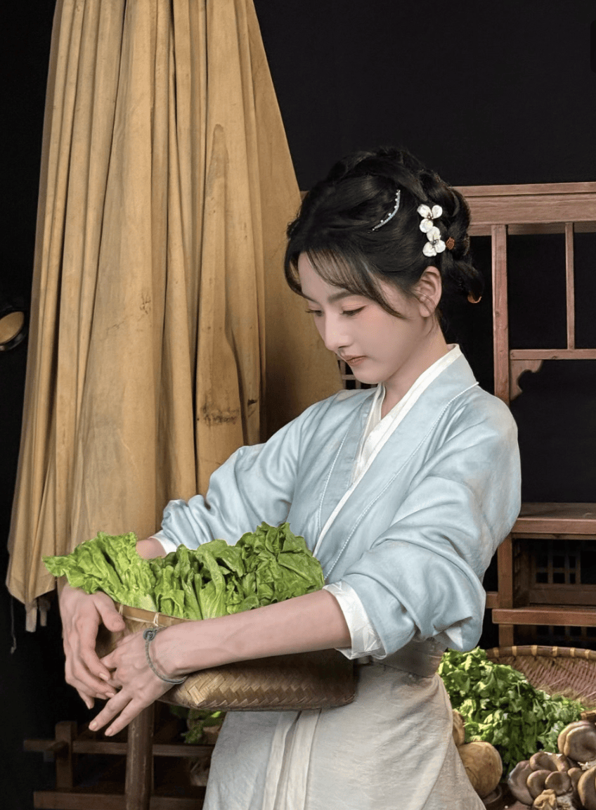 宋祖儿变身软萌小厨娘 抱着菜篮子乖巧可儿