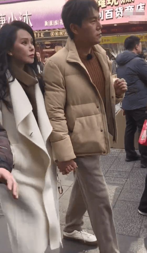 秦昊配偶逛街被偶遇 伊能静没摘大衣吊牌引热议