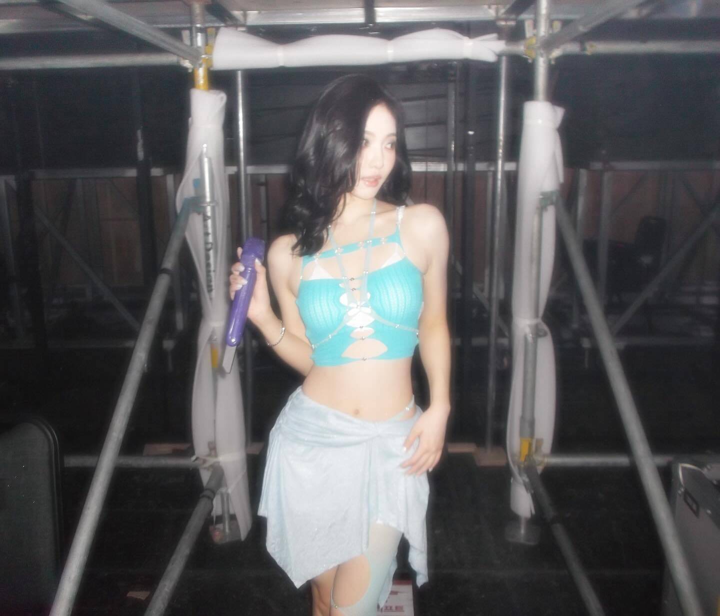 宁艺卓穿蓝抹胸秀窈窕身材 腰肢纤细气质热辣纯欲