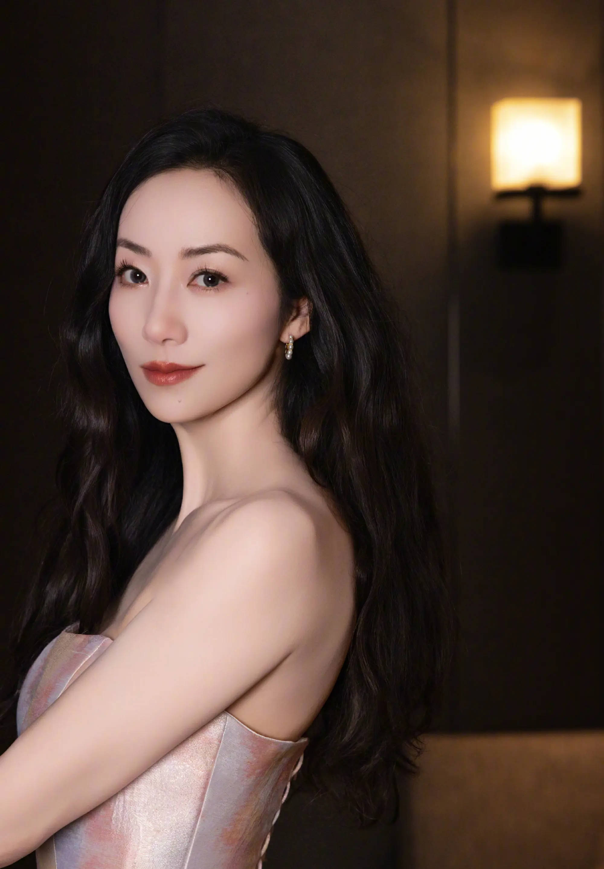 韩雪渐变抹胸裙温柔雅致 长发灵动气质脱俗