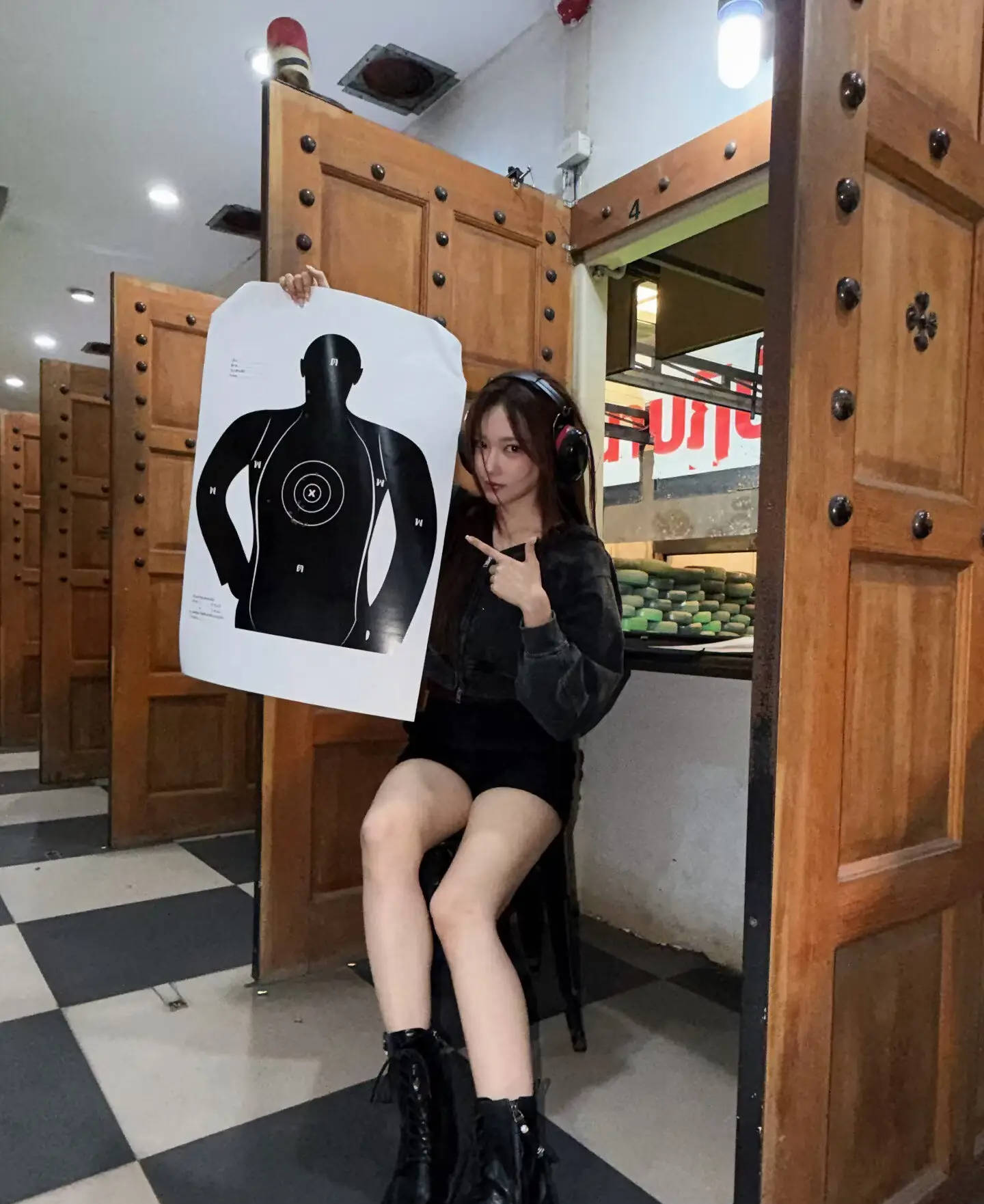 程潇手拿射击瞄准靶低头浅笑 晒练瑜伽柔韧性惊人