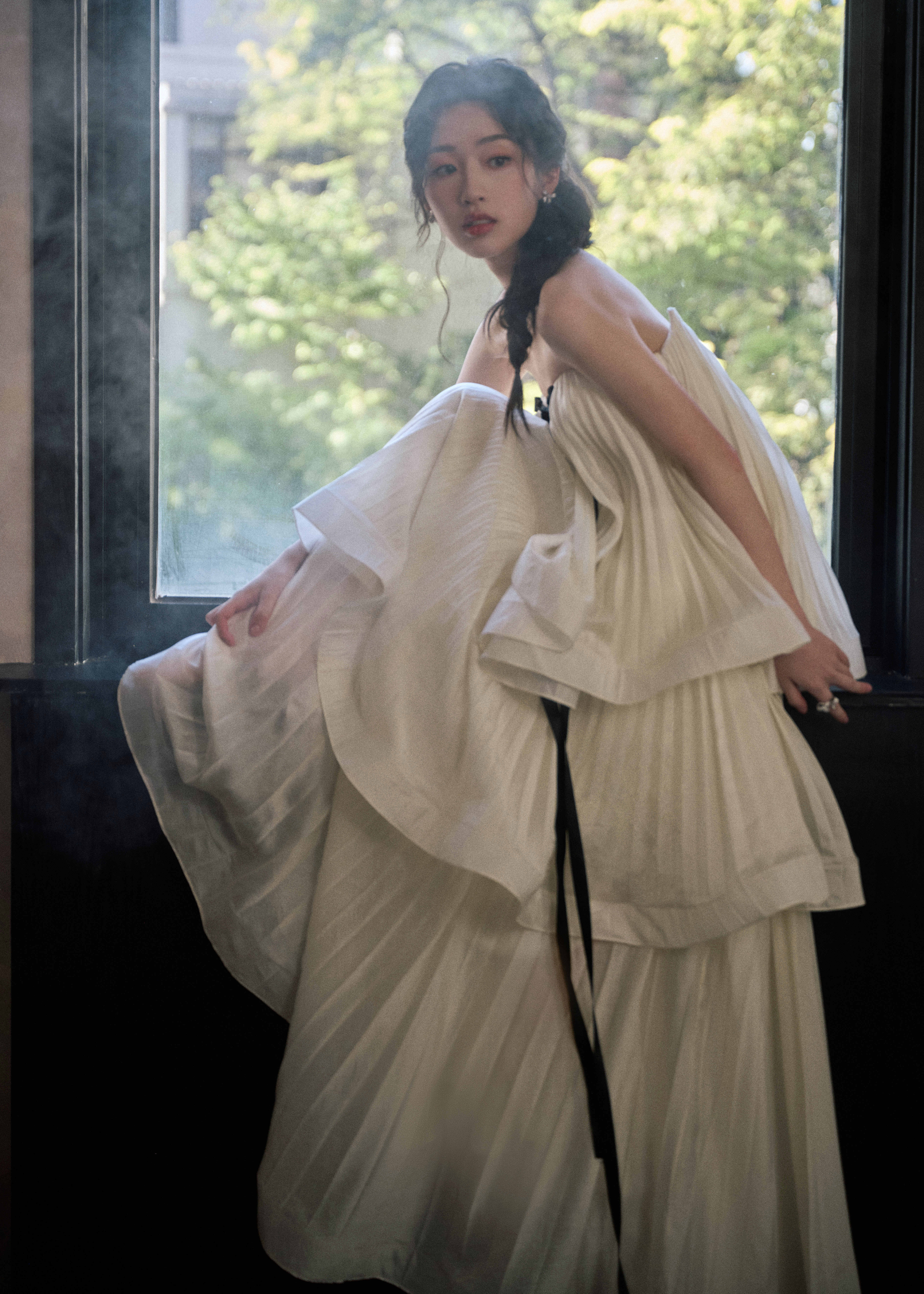 邓恩熙编发造型灵动俏皮 轻提裙摆少女感十足