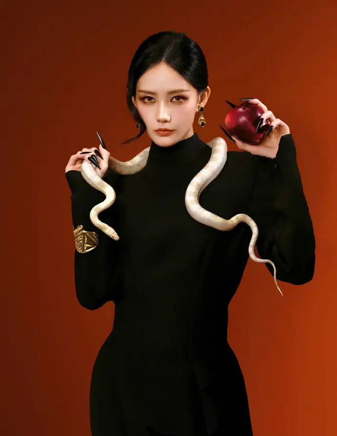 李一桐脖子缠白蛇拍照 压迫美感扑面而来