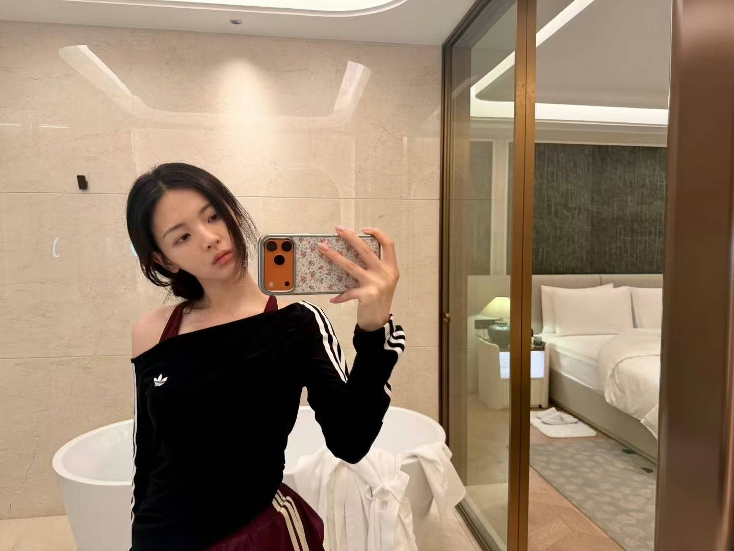 杨超越晒素颜自拍照 皮肤清透体态挺拔松弛又鲜活
