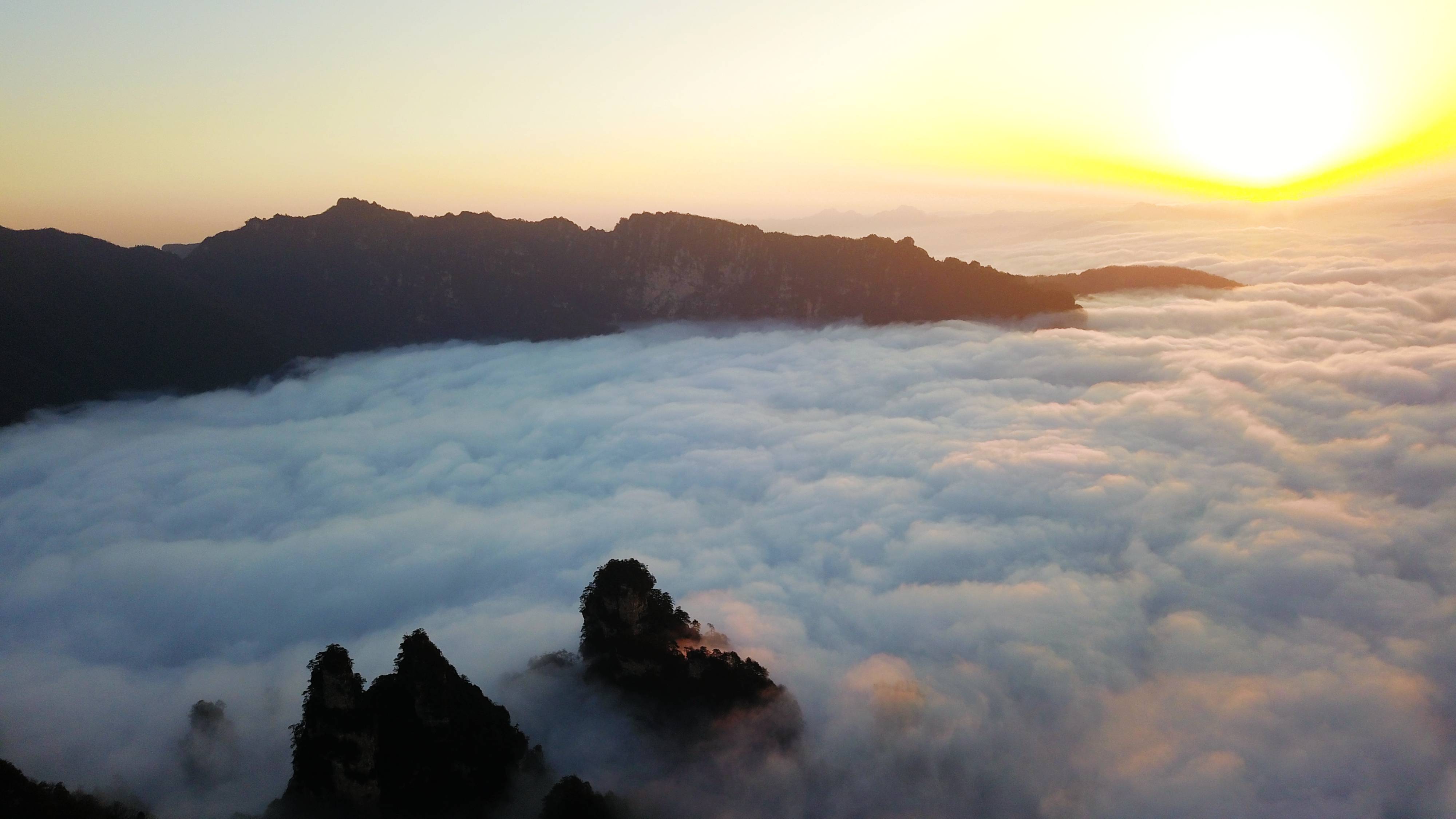 张家界新年首场云海,让12年"守云人"百拍不厌(组图)_阳光_山峰_世人