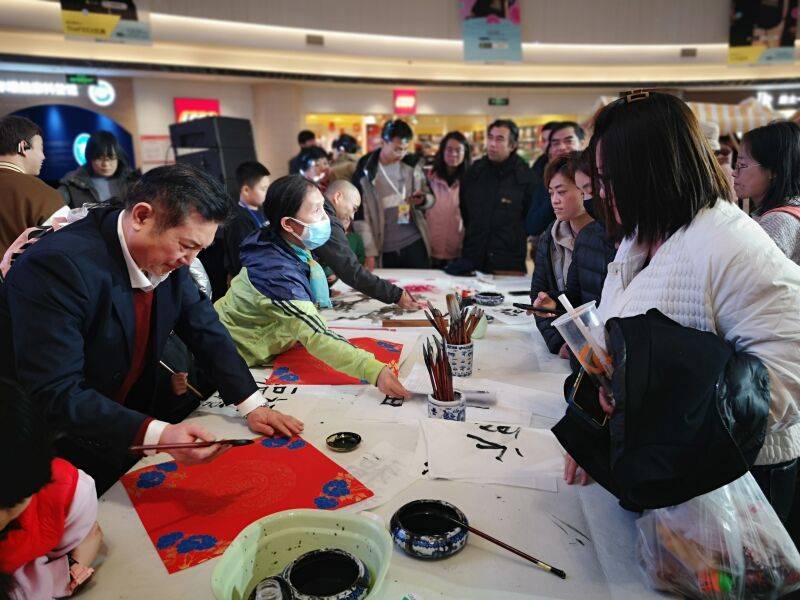 中名联国际图片说明:中名联签约书法家杨新民应华联商厦邀请在现场