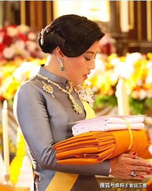 泰国思蕊梵公主参加王室新年礼,对王后苏提达行宫廷礼,一袭淡紫色礼服