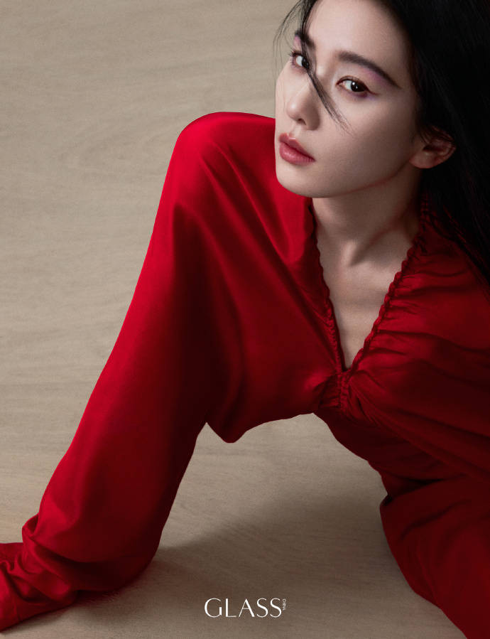 刘诗诗一袭红裙明艳英气完美诠释东方诗意美人