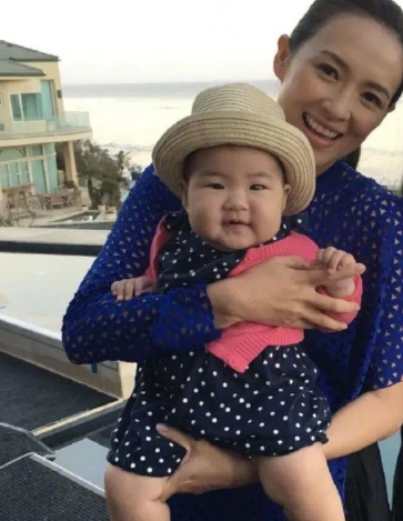 章子怡的儿子肯定姓章,虽是汪家血脉,但跟汪峰没有关系,包括女儿醒醒