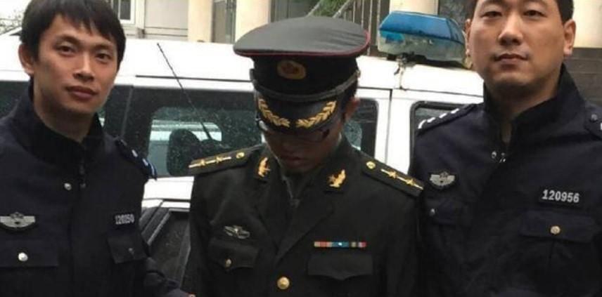 "假大校"郭荣喜:冒充军官骗上百万,入戏太深私建400人军队_李天佑