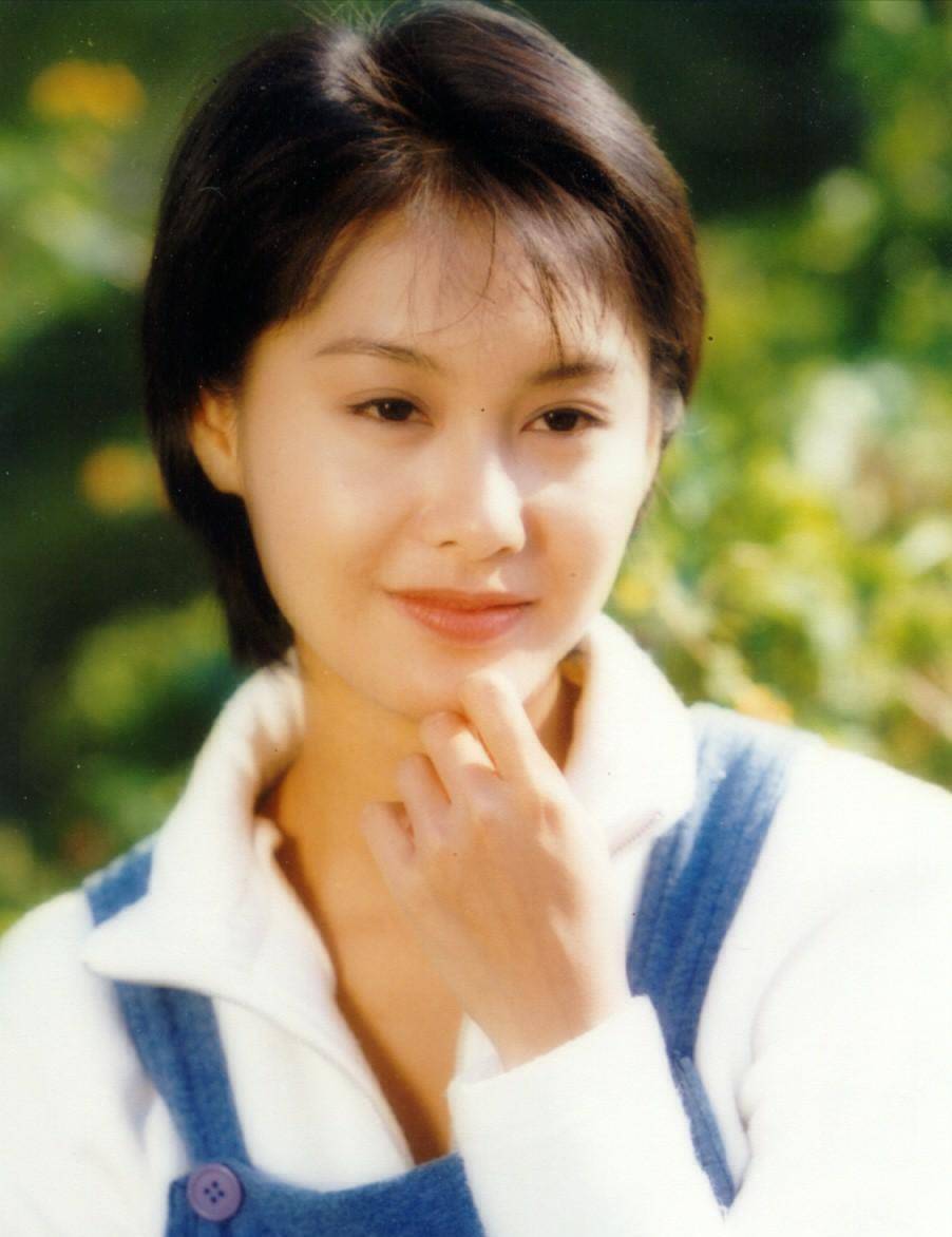 52岁朱茵现状曝光:住深山残屋,开97年破车,网友:活成李子柒!