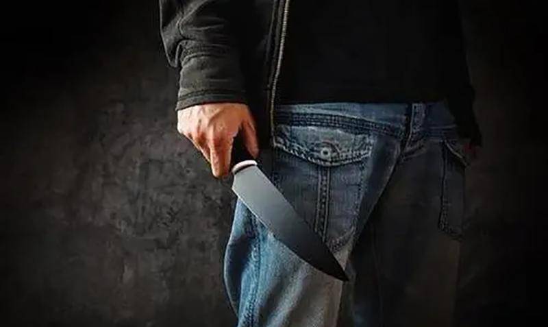 感到被背叛的他跟张洁争执了起来,两人开始动手动脚,而奸夫见势不好