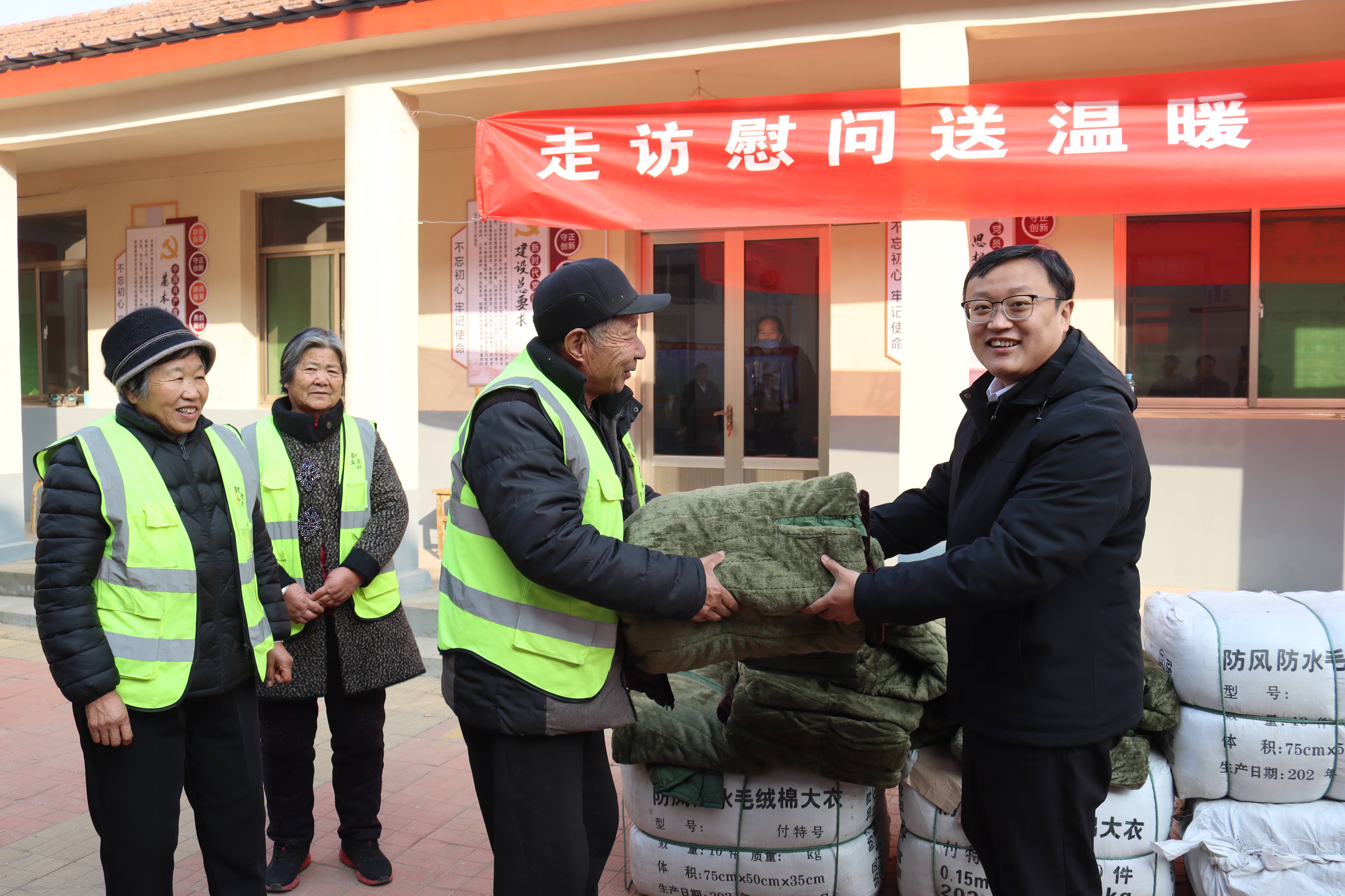 济南市长清区张夏街道靳庄村驻村第一书记携手爱心企业开展暖冬走访