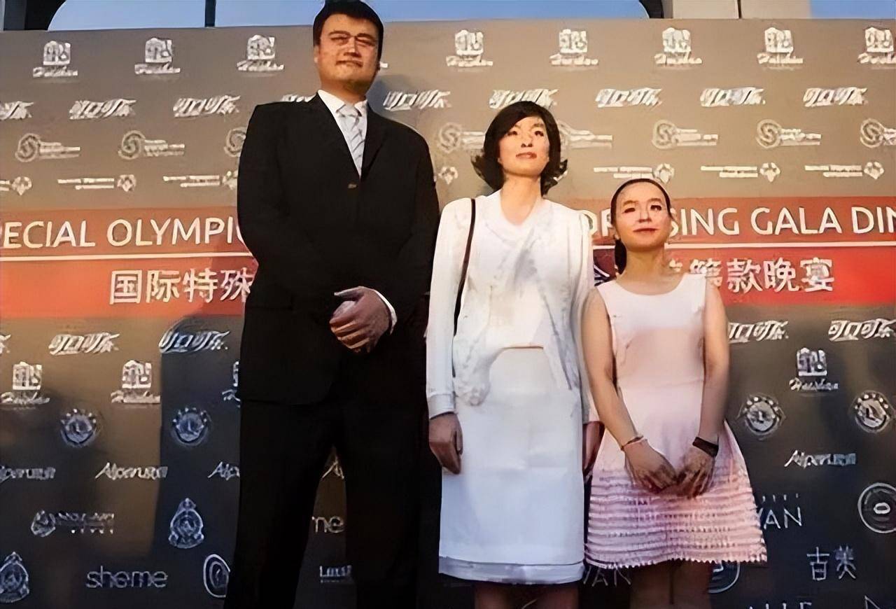 姚明与妻子叶莉近况:41岁叶莉韵味十足,12岁女儿身高到姚明胸口_训练