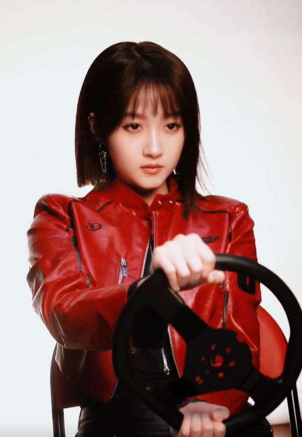 关晓彤机车少女造型释出红色皮衣配短发潇洒率性