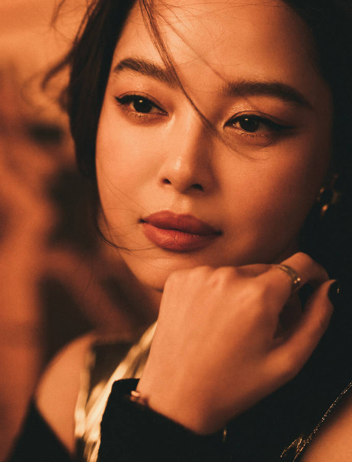 《繁花》辛芷蕾:波浪卷发和烈焰红唇,散发出独特魅力_表演_剧中_角色