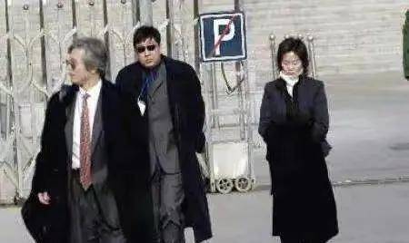 2003年,刘涌被执行死刑前表情镇定,苦笑看妻子,拒绝更换新衣服_郭大妈