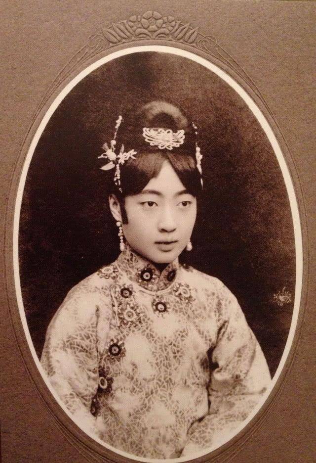 婉容临终前受到一位小伙照顾,为她买棺安葬,唯一遗物象牙烟枪_溥仪