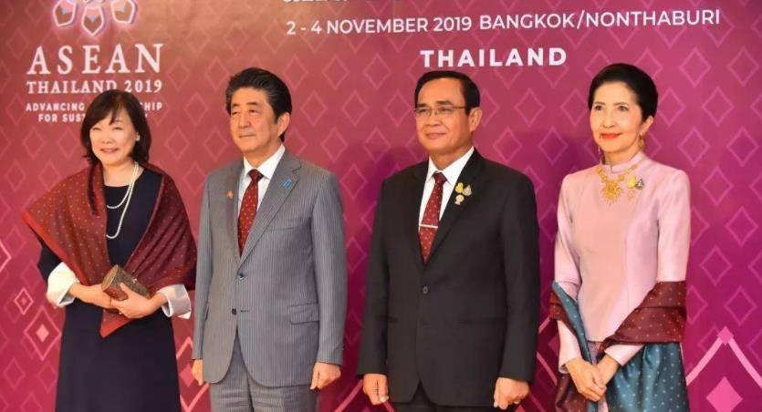 泰国第一夫人: 68岁气质高雅,把传统泰服穿出韵味,曾是大学教授_娜拉