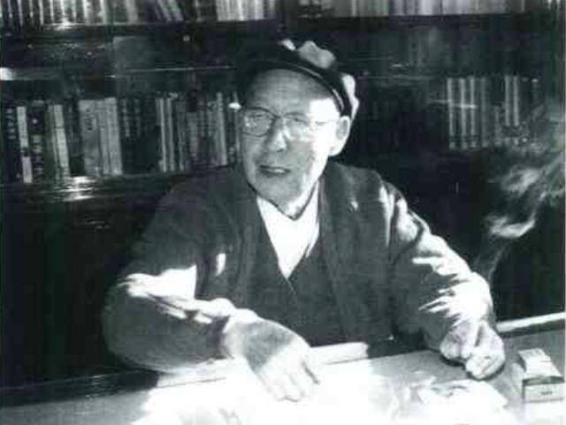 吴富善回乡探亲,哥哥不知该说什么好,一个劲说:好!回来就好!