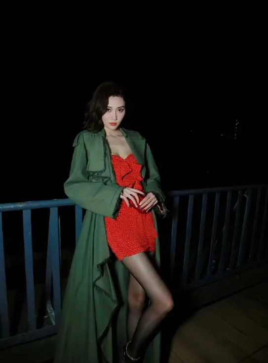 李斯羽的时尚风格令人惊叹,性感低胸裙搭配黑丝袜高跟鞋,展迷人长腿女